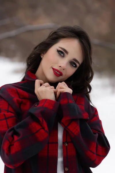 Encantadora Hembra Con Labios Rojos Camisa Cuadros Tocando Cabello Mientras —  Fotos de Stock