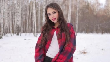 Kış ormanında kırmızı dudaklı bir kadın