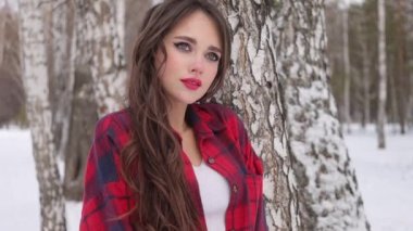 Kış ormanında kırmızı dudaklı bir kadın