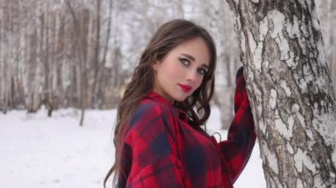 Kış ormanında kırmızı dudaklı bir kadın