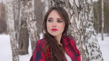 Kış ormanında kırmızı dudaklı bir kadın