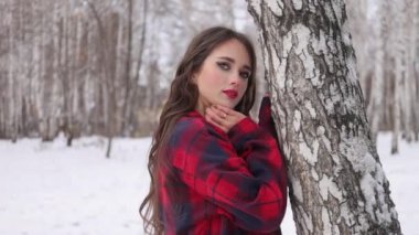 Kış ormanında kırmızı dudaklı bir kadın