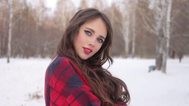 Kvinna med röda läppar i vinterskogen — Stockvideo