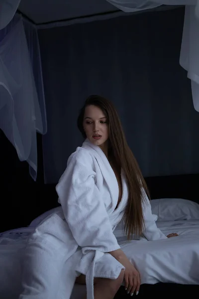 Góry Topless Sexy Kobieta Szlafroku Leży Wygodnym Łóżku Sypialni — Zdjęcie stockowe
