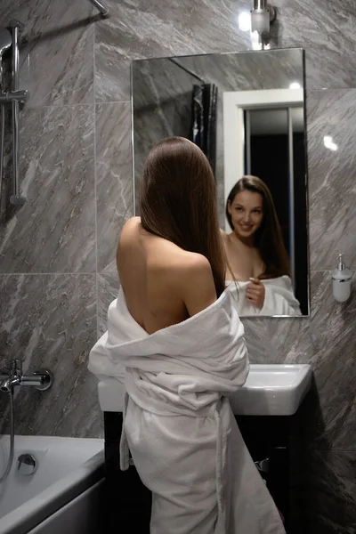 Visão Traseira Fêmea Sexy Graciosa Com Peito Frente Espelho Banheiro — Fotografia de Stock