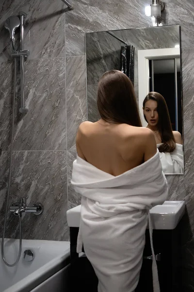 Back View Graceful Sexy Female Bare Breast Standing Front Mirror — Stock Photo, Image