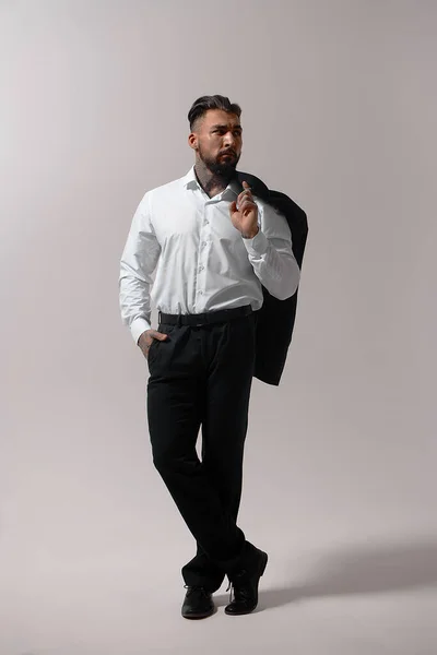 Bärtiger Hispanischer Typ Dunkler Weste Und Weißem Hemd Mit Krawatte — Stockfoto