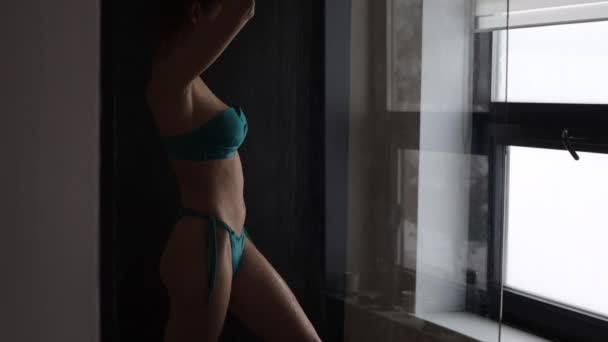 穿着比基尼洗澡的无法辨认的性感女人 — 图库视频影像