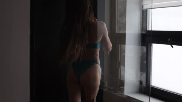 Oigenkännlig sensuell kvinna i bikini som duschar — Stockvideo