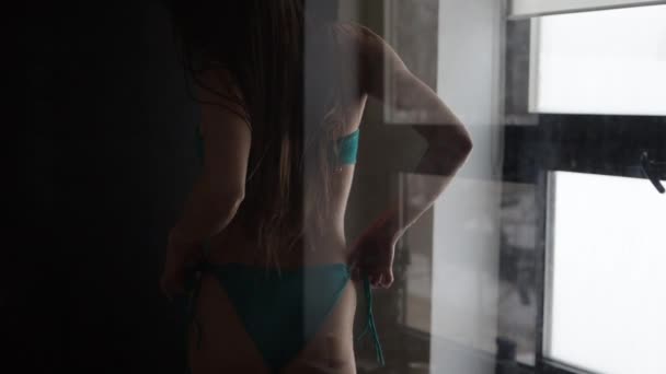 Beskär förförisk kvinna i bh som duschar — Stockvideo
