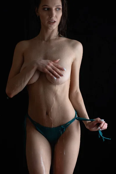 Crop Anonimo Sottile Femmina Topless Con Corpo Bagnato Capelli Lunghi Foto Stock Royalty Free