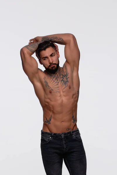 Modelo Masculino Hispano Sin Camisa Con Torso Musculoso Tatuado Pie — Foto de Stock