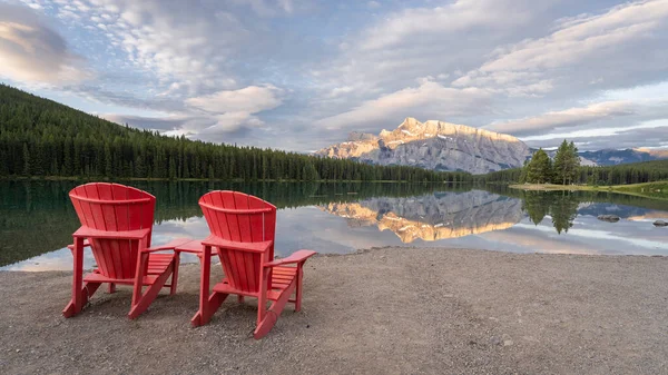 Huzurlu gündoğumu gözcüleri göl yüzeyine yansıyan iki dağ, Banff Ulusal Parkı, Kanada