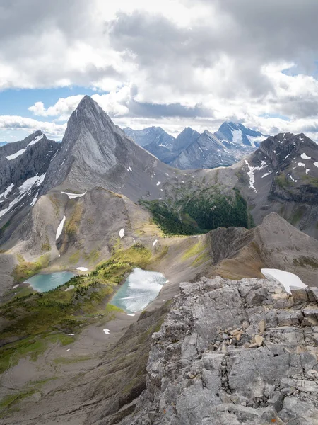 Vista vertical alpina en colores otoñales con pico dominante y algo de nieve, Canadian Rockies, Canadá —  Fotos de Stock