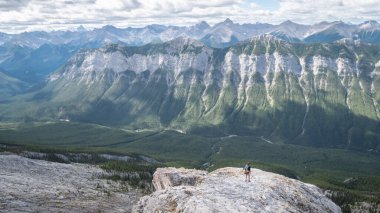 Kanada dağlarında yürüyüş, çevredeki güzel dağ sıraları.