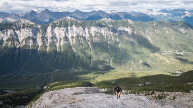 Kanada dağlarında yürüyüş, çevredeki güzel dağ sıraları.