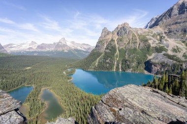 Dağlarla çevrili buzul gölleriyle Alp Vadisi 'nin güzel manzarası