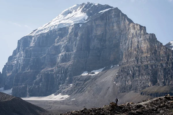 Masiva montaña independiente con glaciar en su cima desde el Parque Nacional Banff en las Rocosas Canadienses. —  Fotos de Stock