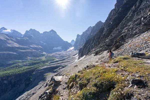Senderista que se mueve a través de un hermoso paso de montaña con cielos azules, Canadá —  Fotos de Stock