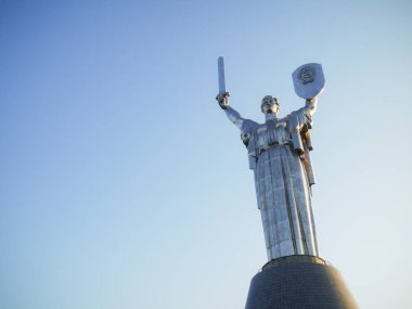 Büyük metal heykel, Anavatan anıtı gökyüzüne yükselen arka planı olmayan Kiev, Ukrayna
