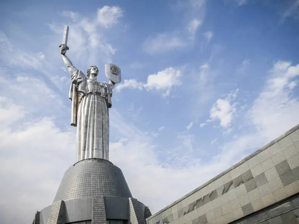 Gran estatua de metal, Monumento a la Patria que se eleva a los cielos, Kiev, Ucrania — Foto de Stock