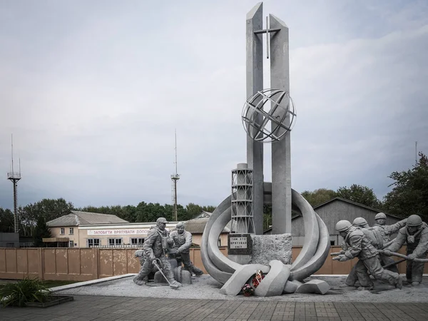 Monumento para soldados caídos y bomberos, Chernobyl, Ucrania — Foto de Stock
