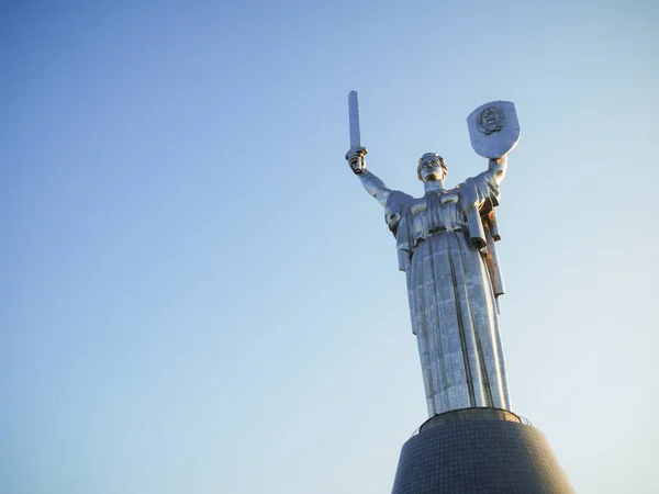 Gran estatua de metal, Monumento a la Patria que se eleva a los cielos sin fondo, Kiev, Ucrania — Foto de Stock