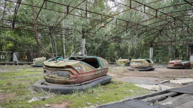 Paslı ve terk edilmiş otodrom yaprakları içinde büyüyor, Pripyat, Ukrayna