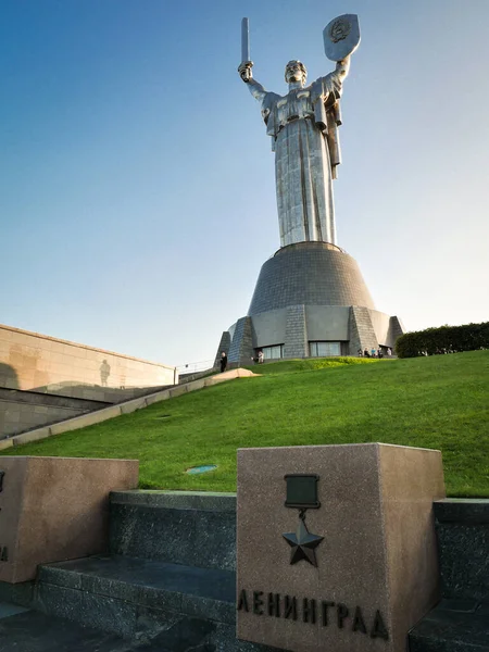 Gran estatua de metal, Monumento a la Patria que se eleva a los cielos durante la puesta del sol, Kiev, Ucrania — Foto de Stock
