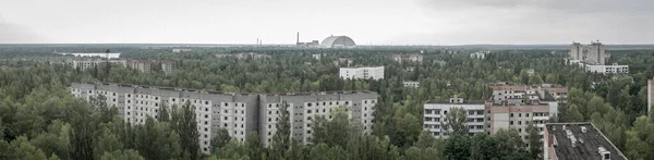 Panoramatický výhled na město Prypiat a Černobylskou elektrárnu, Ukrajina — Stock fotografie