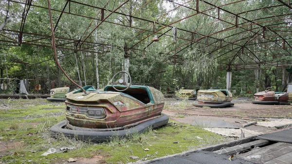 Rusty and deserted autodrome with foliage growing through it, Pripyat, Ukraine — Stock Photo, Image