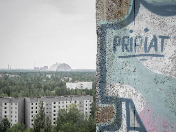 Ukrayna 'nın Pripyat kentinden Çernobil santraline uzaktan görüş — Stok fotoğraf