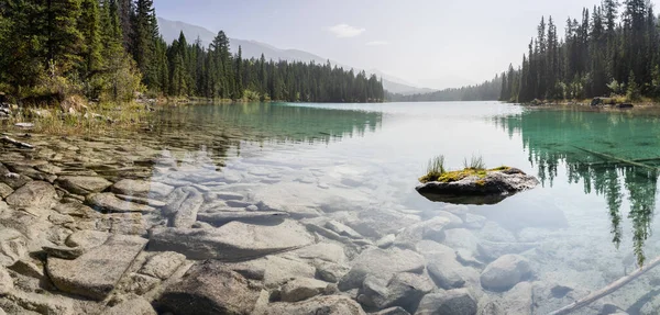 Panoramic view on pristine alpine lake with greenish colour, Jasper National Park, Canada — Foto Stock