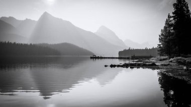 Dağlarla çevrili bir alp gölünde huzurlu bir sabah, tek renkli Jasper NP, Kanada.