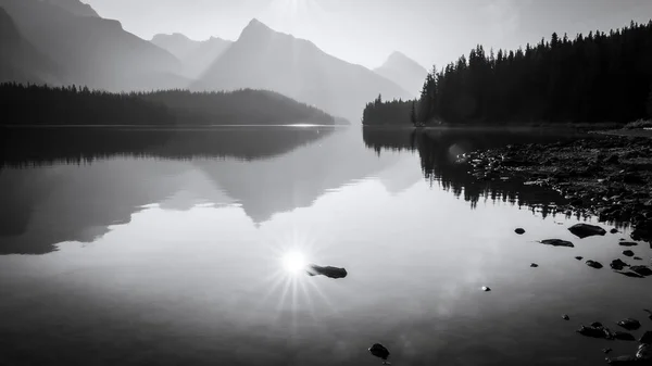 Sun Reflecting Still Alpine Lake Surrounded Mountains Monochromatic Jasper Canada — Foto Stock