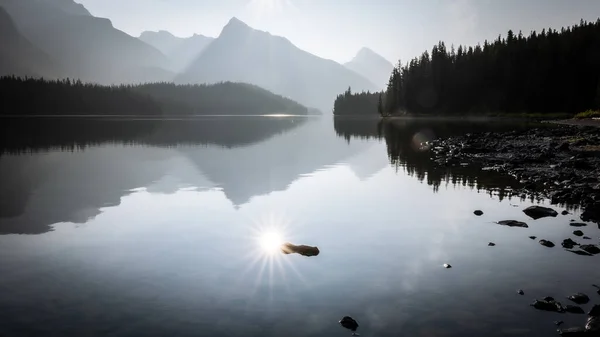 Sun Reflecting Still Alpine Lake Surrounded Mountains Forest Jasper Canada — Foto Stock