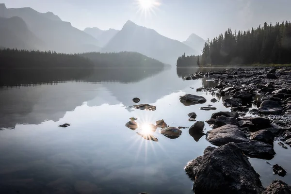 Still Alpine Lake Reflecting Sun Surrounding Mountains Woods Jasper Canada — Foto Stock