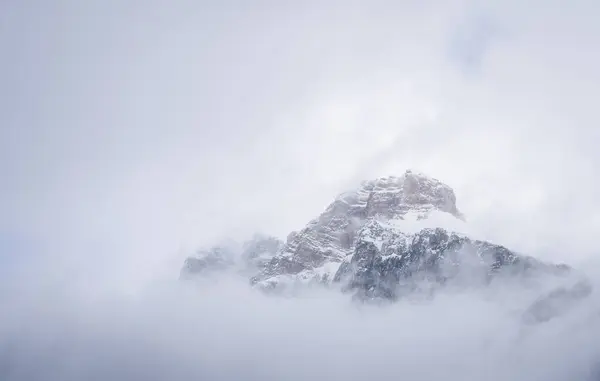 Izolovaný Zasněžený Alpský Vrchol Zahalený Mraky Mlhou Yoho Park Kanada — Stock fotografie