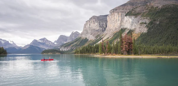 Kayaking Turquoise Alpine Lake Surrounded Mountains Jasper National Park Canada — Photo