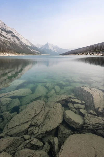 Temiz su ve dağ ile el değmemiş alp gölü, dikey Jasper NP, Kanada.