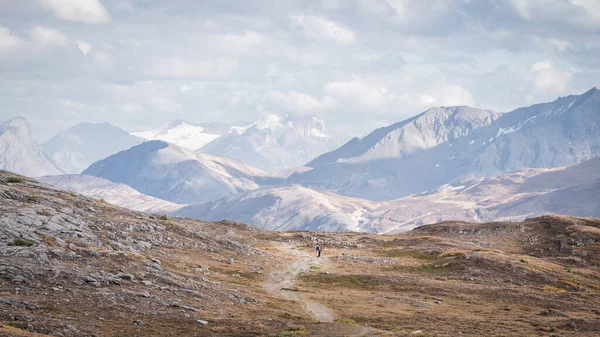 Kanada 'da sonbahar aylarında Kanada' daki kayalıklarda yürüyen yürüyüşçüler Jasper N.Park, Kanada.