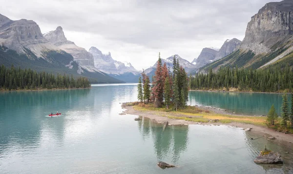 Island Trees Middle Turquoise Alpine Lake Surrounded Mountains Kayak Canada — kuvapankkivalokuva