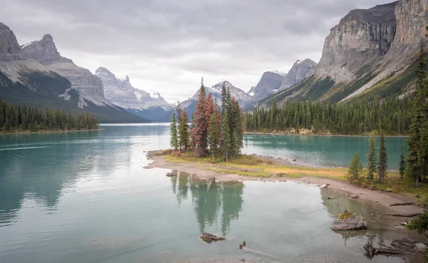 Island Trees Middle Turquoise Alpine Lake Surrounded Mountains Centered Canada — Foto Stock