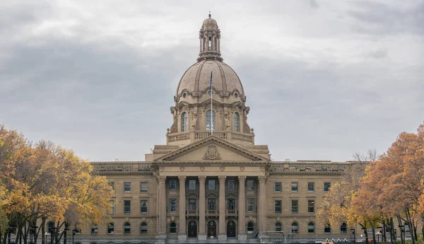 Edmonton Kanada 'da sonbahar renkleriyle çevrili hükümet binası.