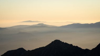 Sisli günbatımında dağlık arazi siluetleri Avrupa, Slovakya.