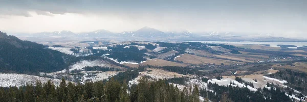 Letecký Pohled Zasněžené Údolí Pohořím Zahaleným Mracích Pozadí Slovensko Evropa — Stock fotografie