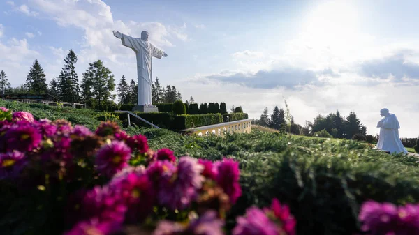 Estatuas Jesús Papa Formando Monumento Religioso Rodeado Flores Eslovaquia Europa — Foto de Stock
