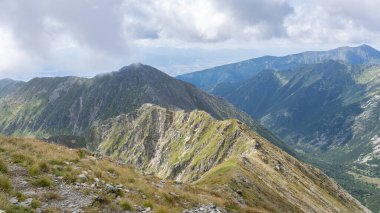Çimenli dağ sıraları alçak bulutlarda, Slovakya 'da, Avrupa' da örtülü..