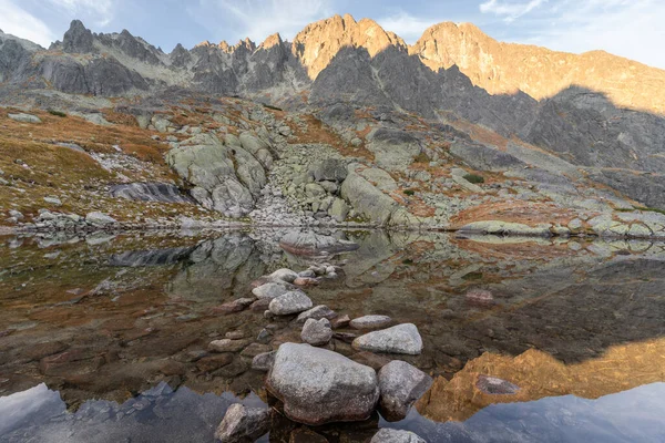 Pics Alpins Aigus Attrapant Lumière Orange Réfléchissant Dans Tarn Dessous — Photo