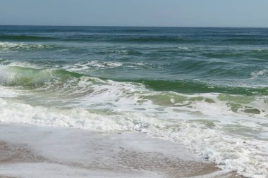 Florida sahilindeki okyanus suları.